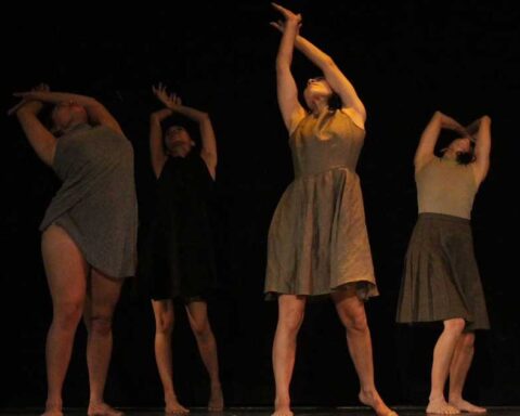 Mujeres danzando en teatro.