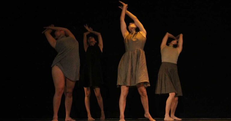 Mujeres danzando en teatro.