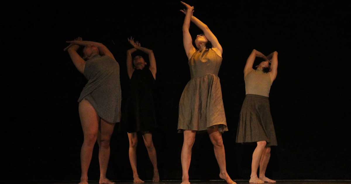 Mujeres danzando en teatro.