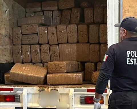 Camioneta cargada de paquetes de droga.
