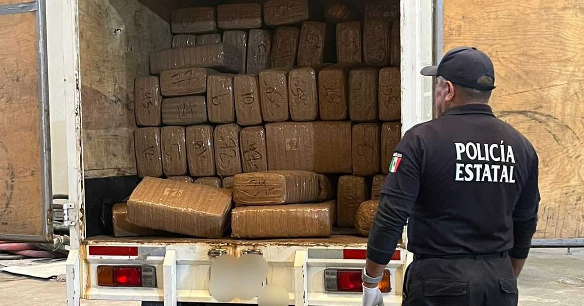 Camioneta cargada de paquetes de droga.