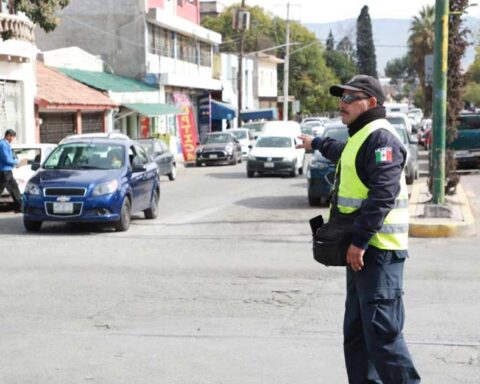 Agente de Tránsito dirigiendo la circulación en Saltillo.