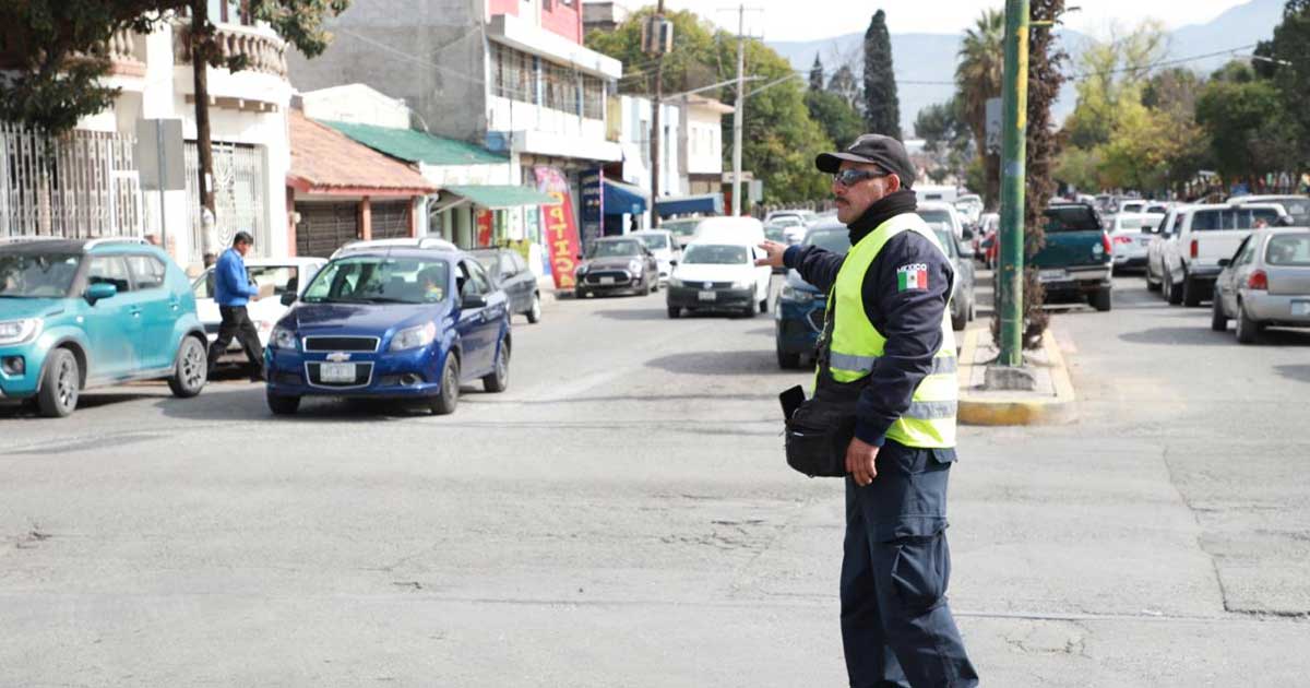 Agente de Tránsito dirigiendo la circulación en Saltillo.