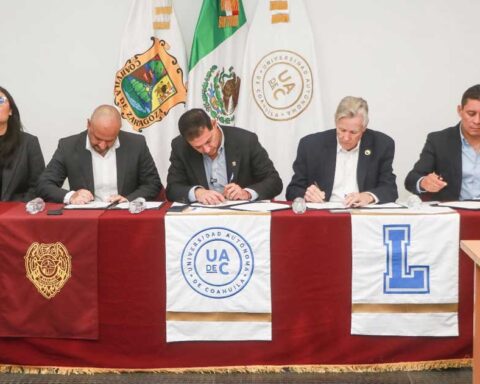 Firma de convenio.