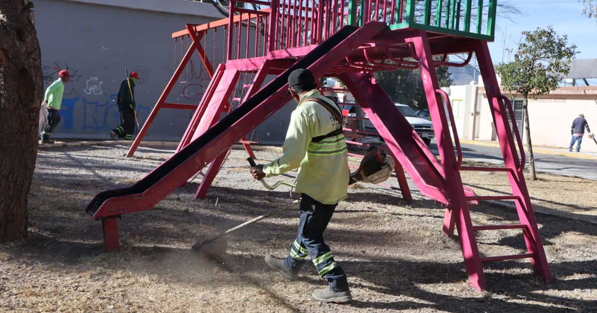 Trabajador limpiando un parque.