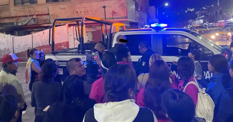 Hombre detenido siendo subido a la patrulla en medio de una multitud.