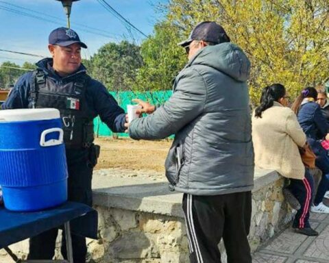 Personas abrigadas al aire libre en Ramos Arizpe.