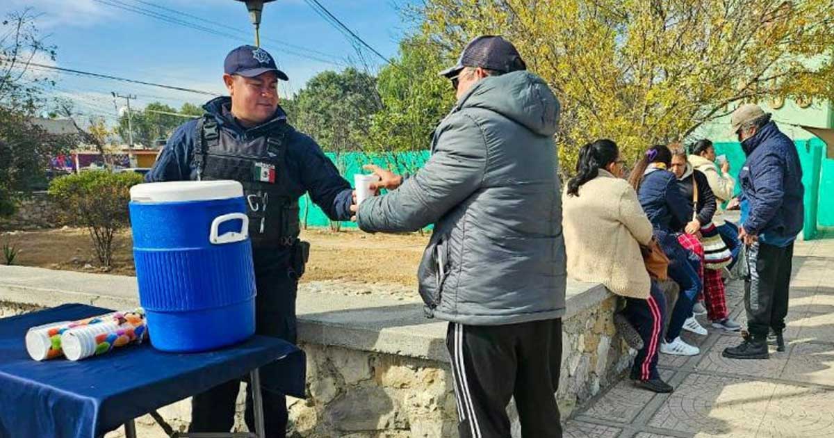Personas abrigadas al aire libre en Ramos Arizpe.