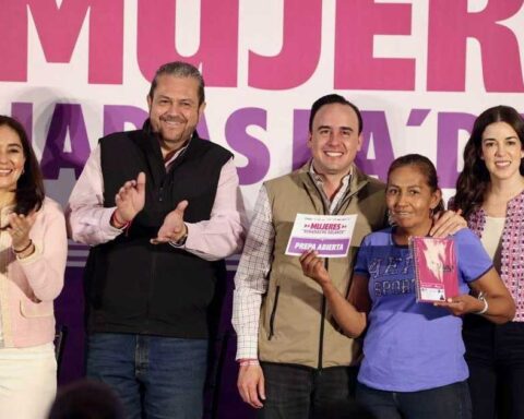 El alcalde de Ramos Arizpe y el gobernador de Coahuila entregando apoyos a mujeres.