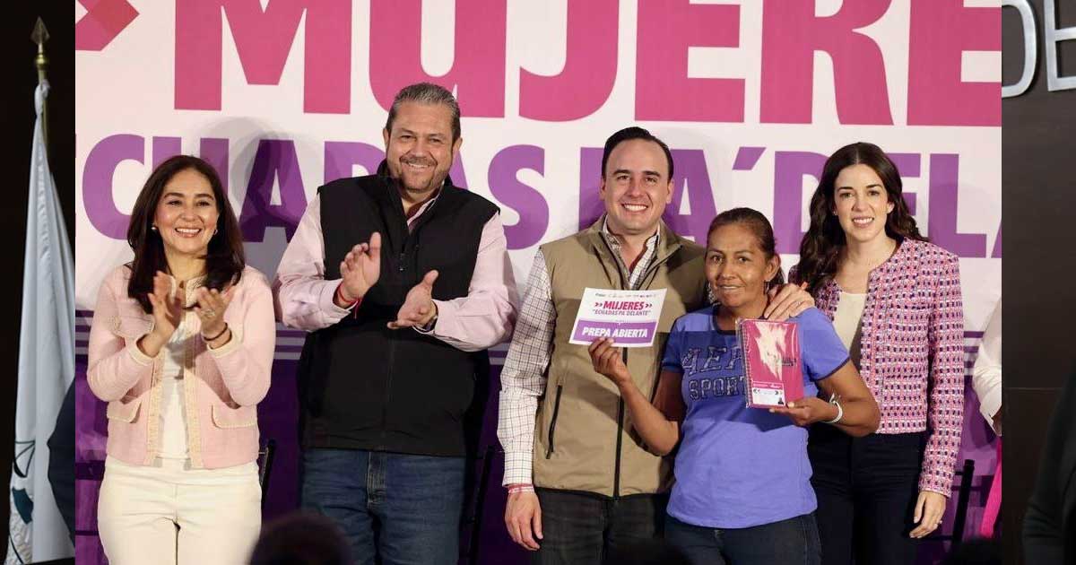 El alcalde de Ramos Arizpe y el gobernador de Coahuila entregando apoyos a mujeres.