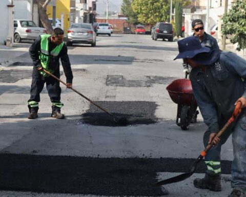 Trabajadores reparando baches en Saltillo.