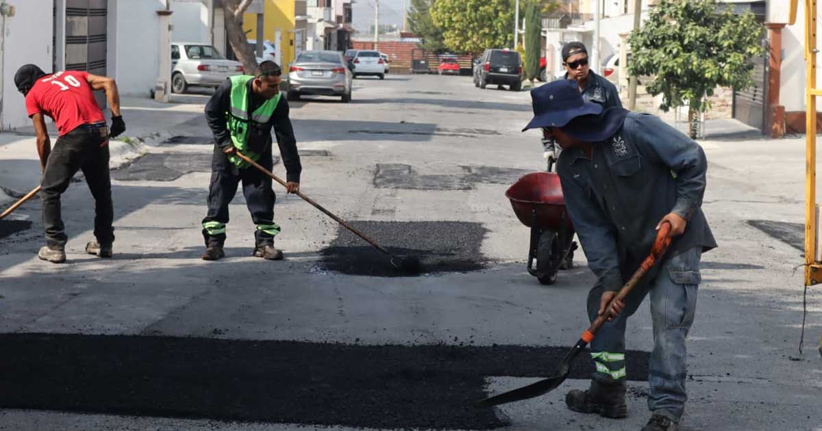 Trabajadores reparando baches en Saltillo.