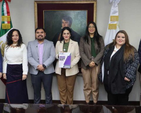Consejeros electorales del IEC con la presidenta de la Junta de Gobierno del Congreso de Coahuila Luz Elena Morales, quien sostiene el informe anual.