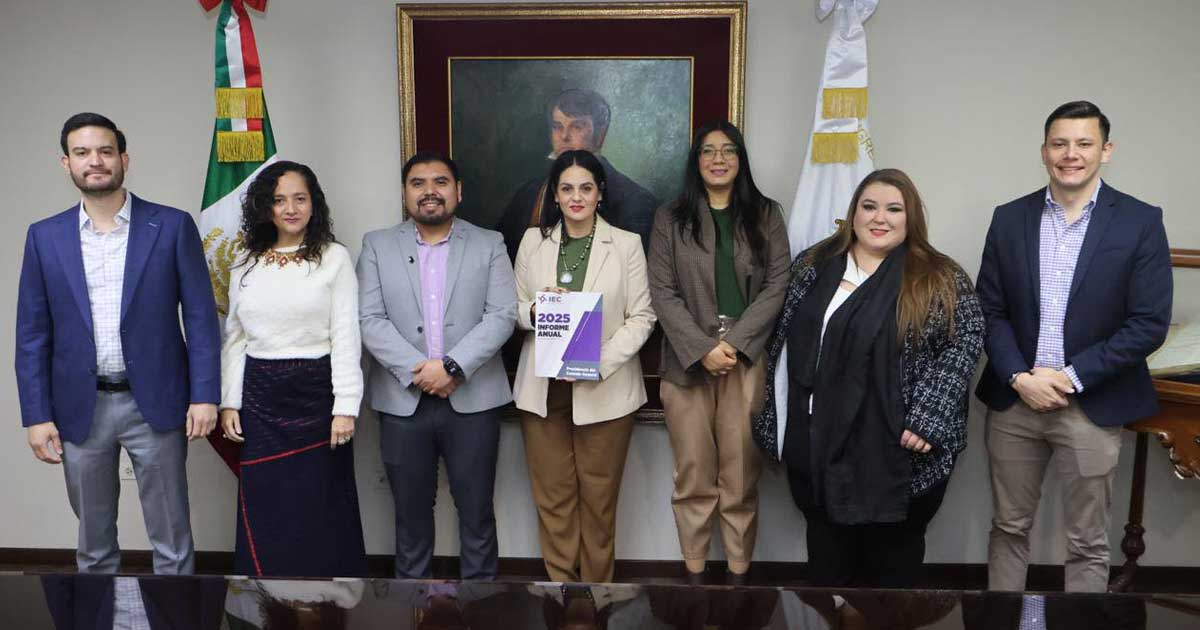 Consejeros electorales del IEC con la presidenta de la Junta de Gobierno del Congreso de Coahuila Luz Elena Morales, quien sostiene el informe anual.