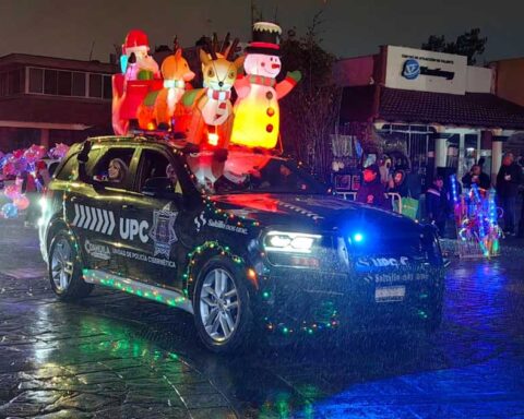 Unidad vehicular en desfile navideño.