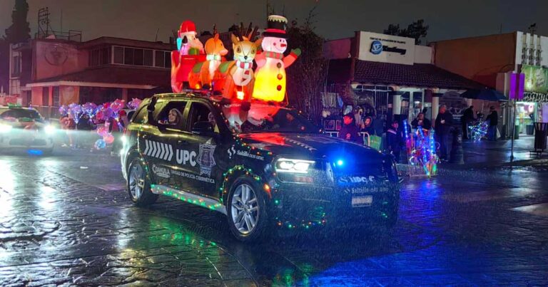 Unidad vehicular en desfile navideño.