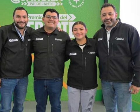 Monclovenses ganadores del Premio Estatal del Deporte junto con el alcalde Carlos Villarreal.