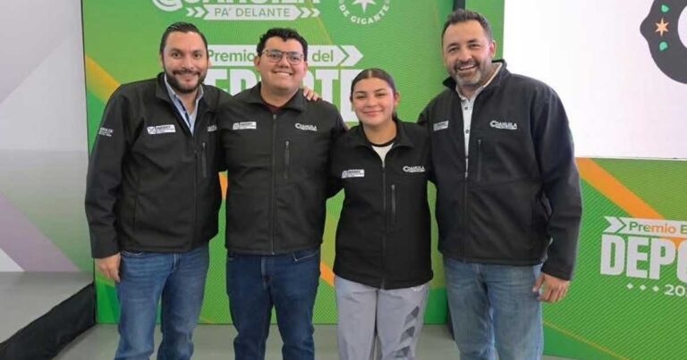 Monclovenses ganadores del Premio Estatal del Deporte junto con el alcalde Carlos Villarreal.
