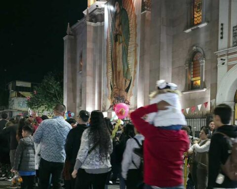 Peregrinos entrando a la Iglesia de Guadalupe en Torreón.