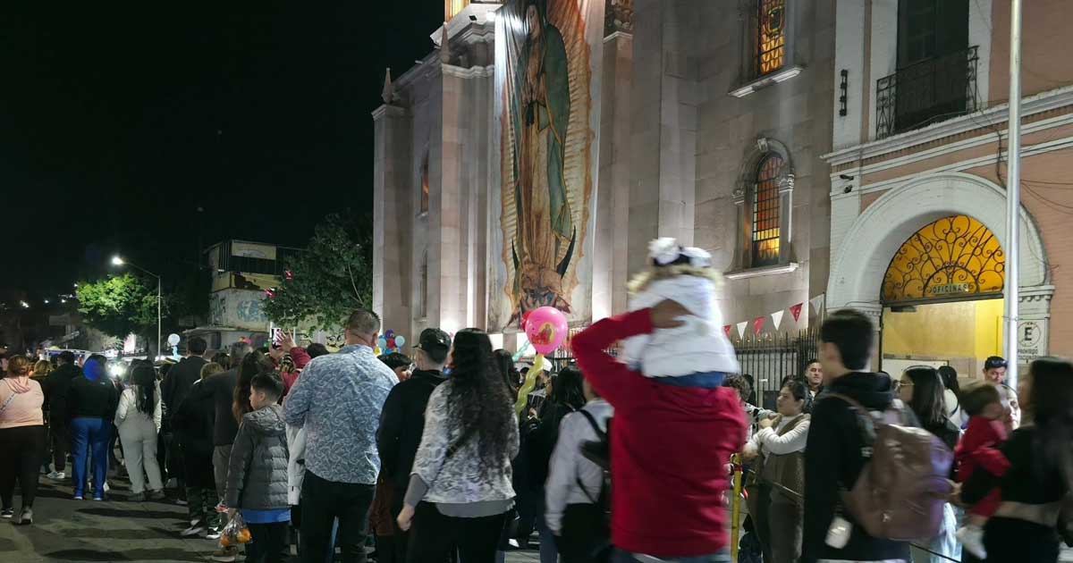 Peregrinos entrando a la Iglesia de Guadalupe en Torreón.