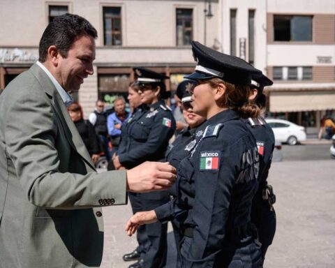 Alcalde de Saltillo y policías municipales.