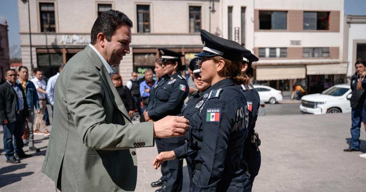 Alcalde de Saltillo y policías municipales.