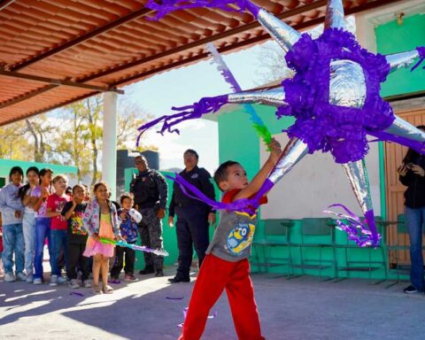 Un niño rompiendo la piñata.