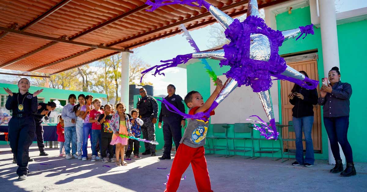 Un niño rompiendo la piñata.