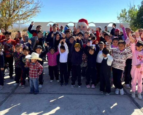Niñas y niños en posada en ejido de Saltillo.