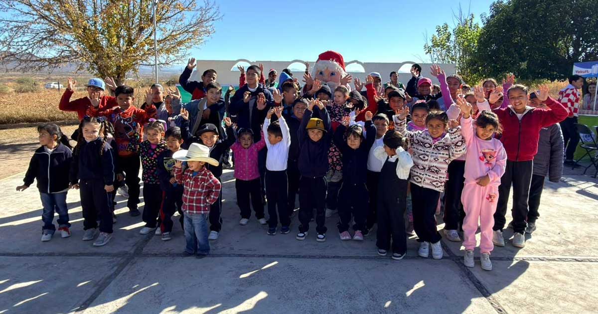 Niñas y niños en posada en ejido de Saltillo.