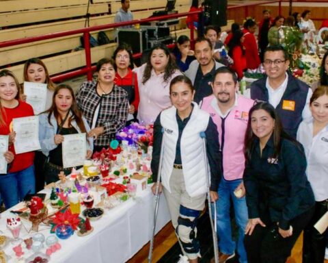 Personal del DIF y personas que concluyeron los talleres con sus constancias en las manos.