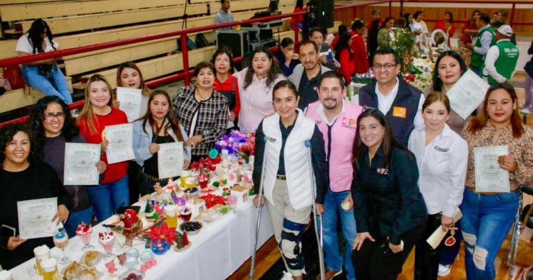 Personal del DIF y personas que concluyeron los talleres con sus constancias en las manos.