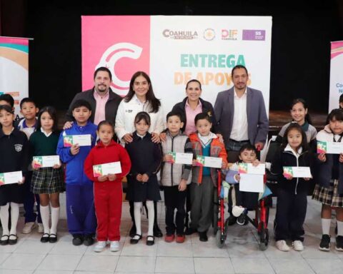 Niñas y niños recibiendo becas.