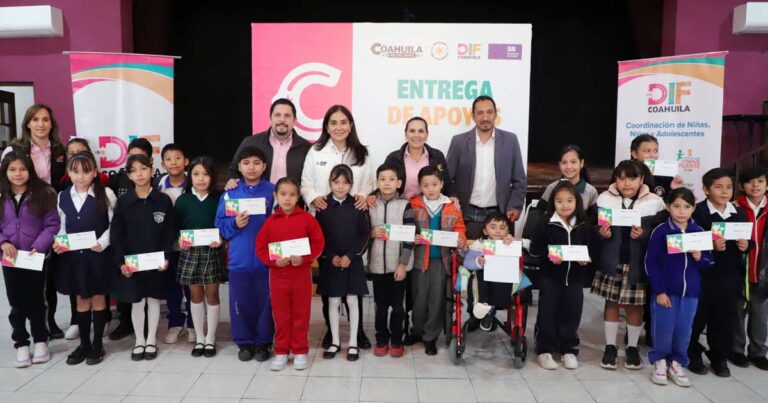 Niñas y niños recibiendo becas.