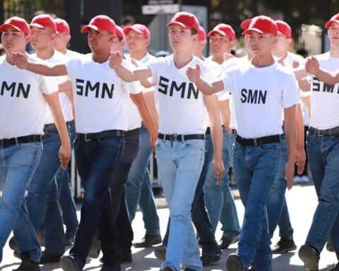 Jóvenes realizando el Servicio Militar Nacional.