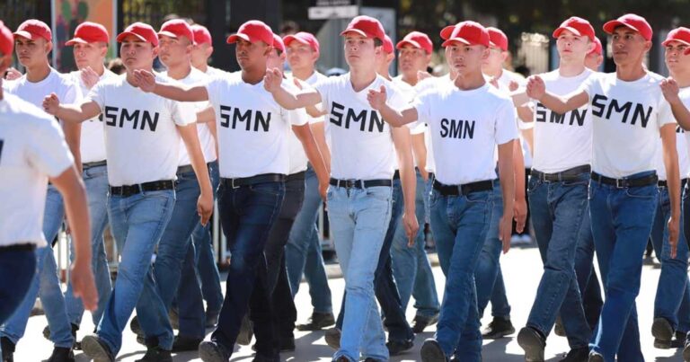 Jóvenes realizando el Servicio Militar Nacional.