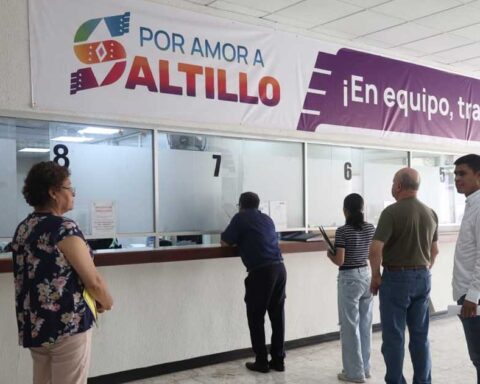 Contribuyentes en una fila para pagar impuestos en Saltillo.