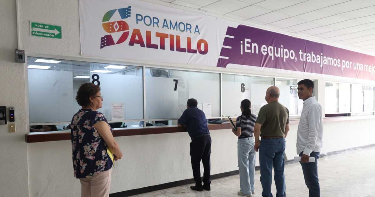Contribuyentes en una fila para pagar impuestos en Saltillo.