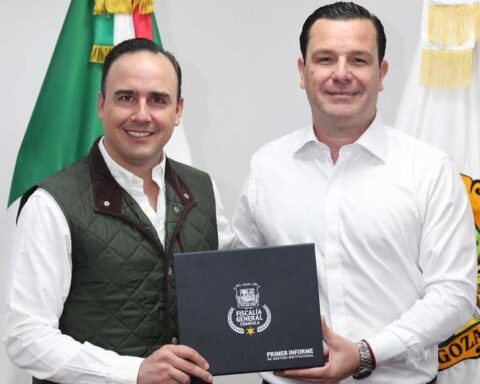 Manolo Jiménez, gobernador de Coahuila, recibiendo el informe de manos del fiscal general del estado Federico Fernández.
