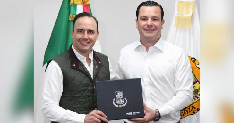 Manolo Jiménez, gobernador de Coahuila, recibiendo el informe de manos del fiscal general del estado Federico Fernández.