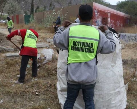 Hombres realizando actividades comunitarias.