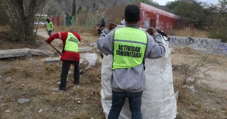 Hombres realizando actividades comunitarias.