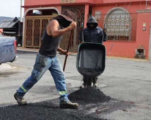 Trabajador realizando labores de bacheo.