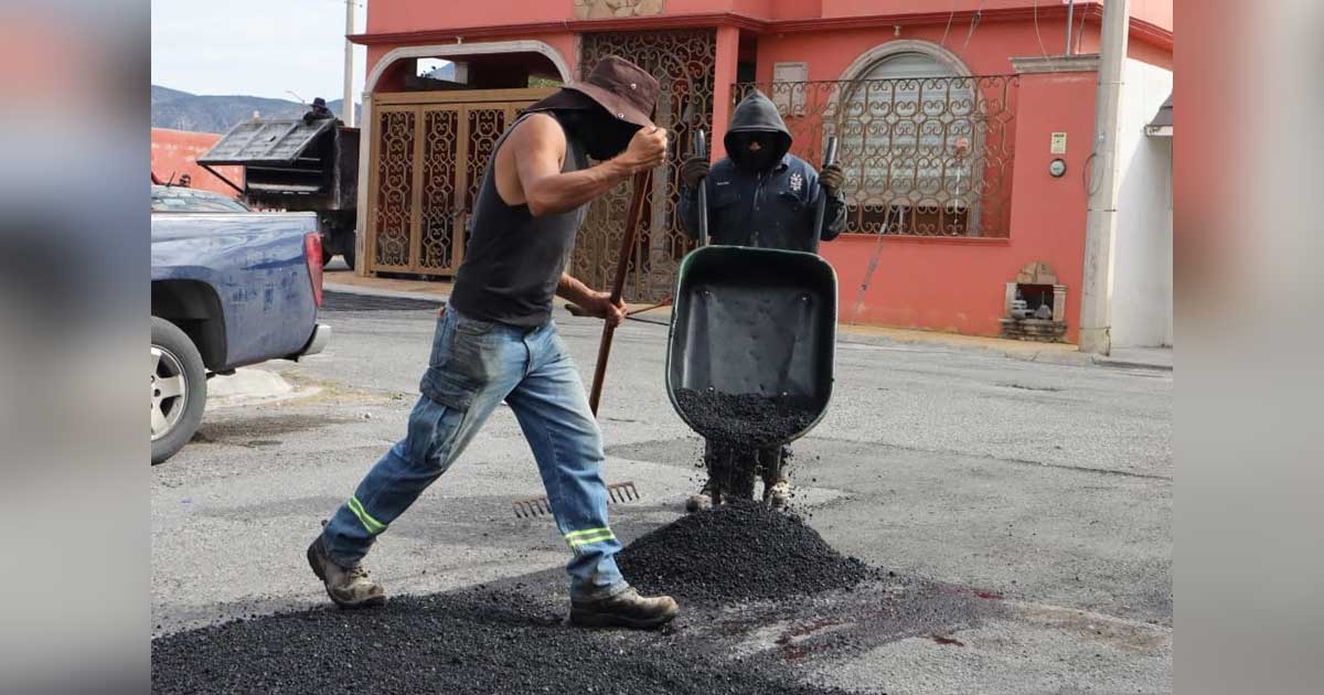 Trabajador realizando labores de bacheo.