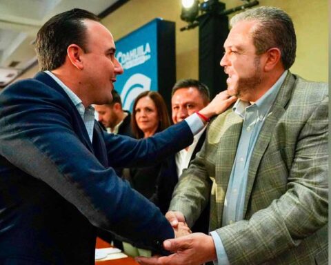 Gobernador Manolo Jiménez estrechando la mano del alcalde de Ramos Arizpe Tomás Gutiérrez.