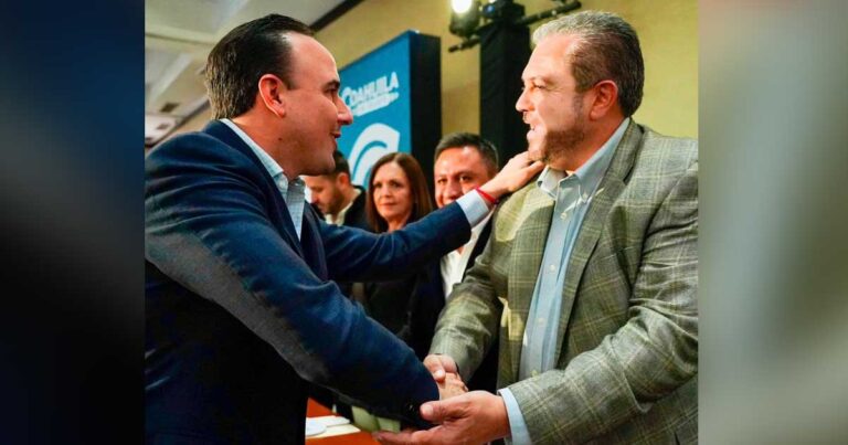 Gobernador Manolo Jiménez estrechando la mano del alcalde de Ramos Arizpe Tomás Gutiérrez.