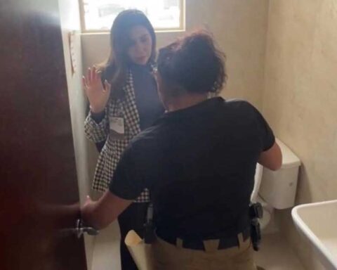 Tania Flores en los baños del juzgado de Sabinas.
