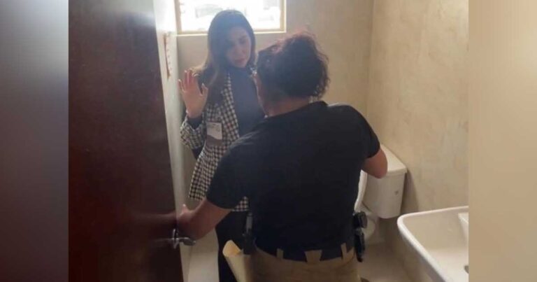 Tania Flores en los baños del juzgado de Sabinas.