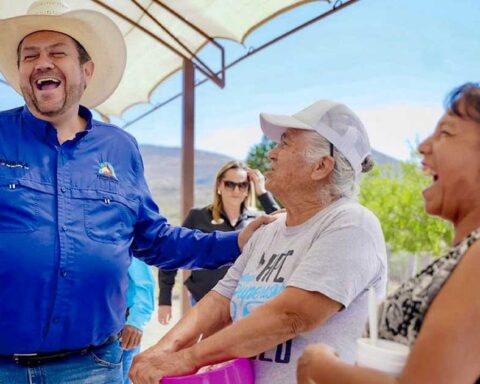 Alcalde de Ramos Arizpe Tomás Gutiérrez con personas de comunidades rurales.