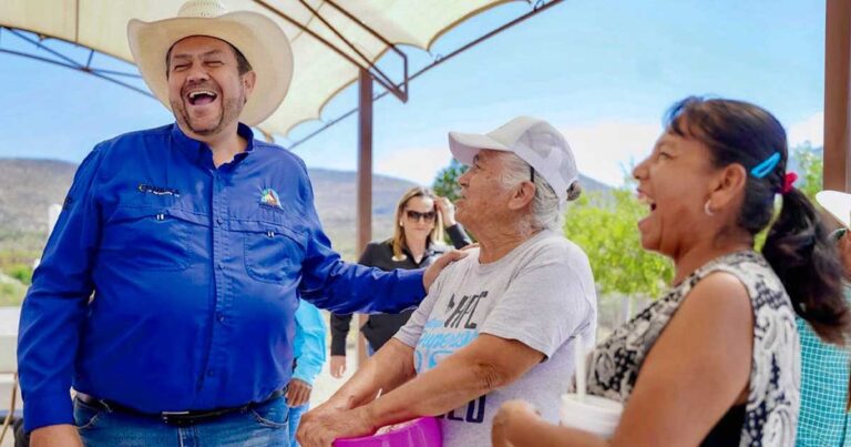 Alcalde de Ramos Arizpe Tomás Gutiérrez con personas de comunidades rurales.
